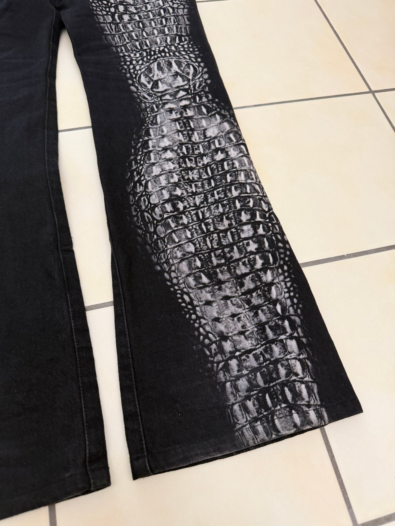 5351 Pour Les Hommes Crocodile Flared Pants - wintexarchive