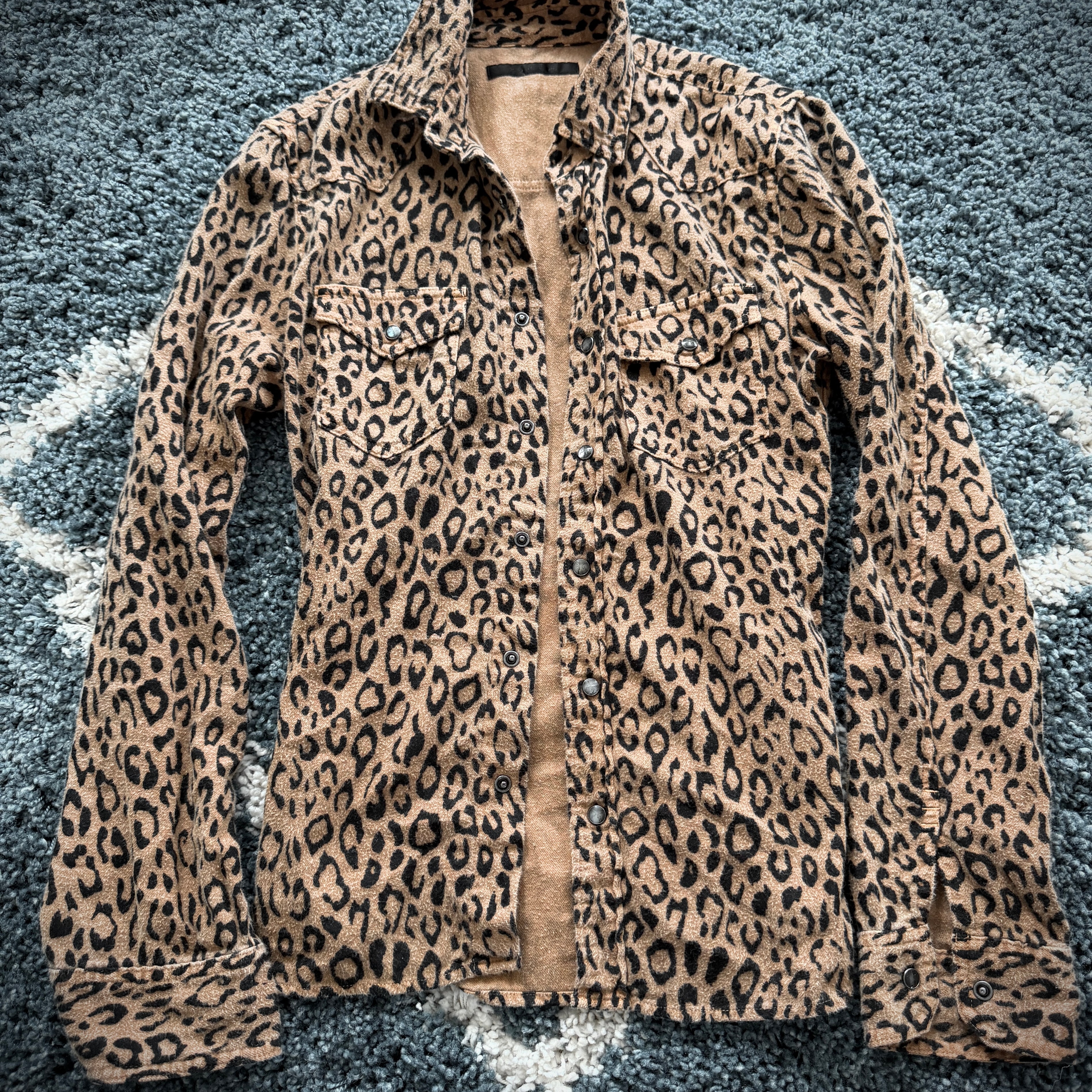 Roar Leopard Gun button Longsleeve