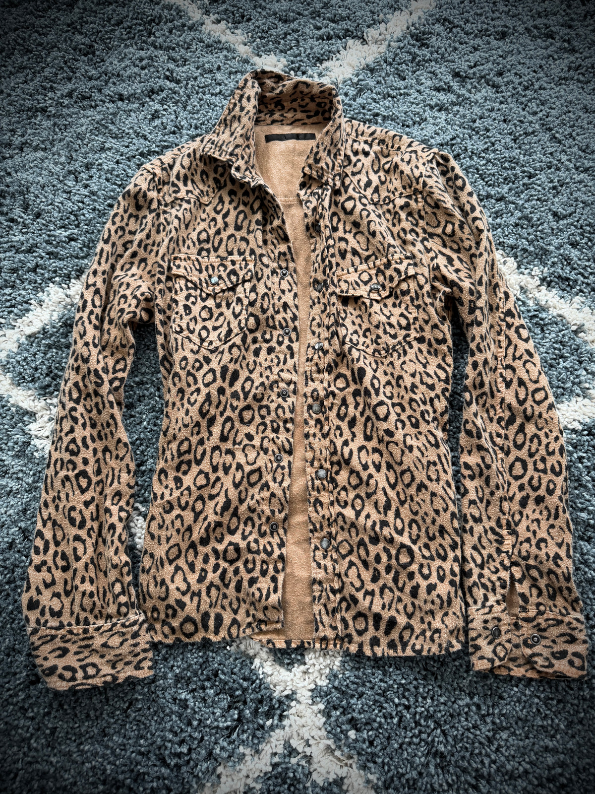 Roar Leopard Gun button Longsleeve