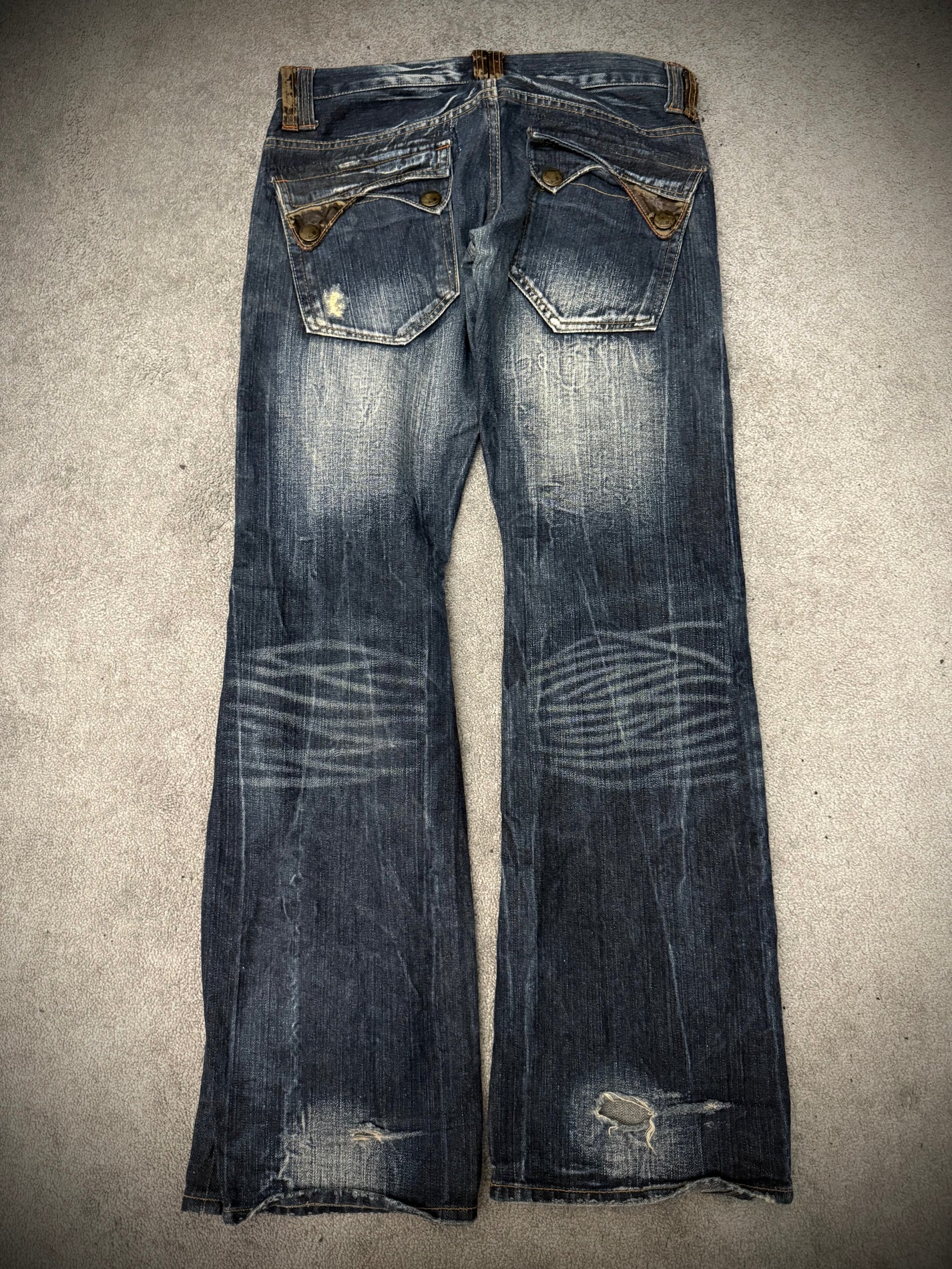 Root3 flap pockets whisker washed flared denim
