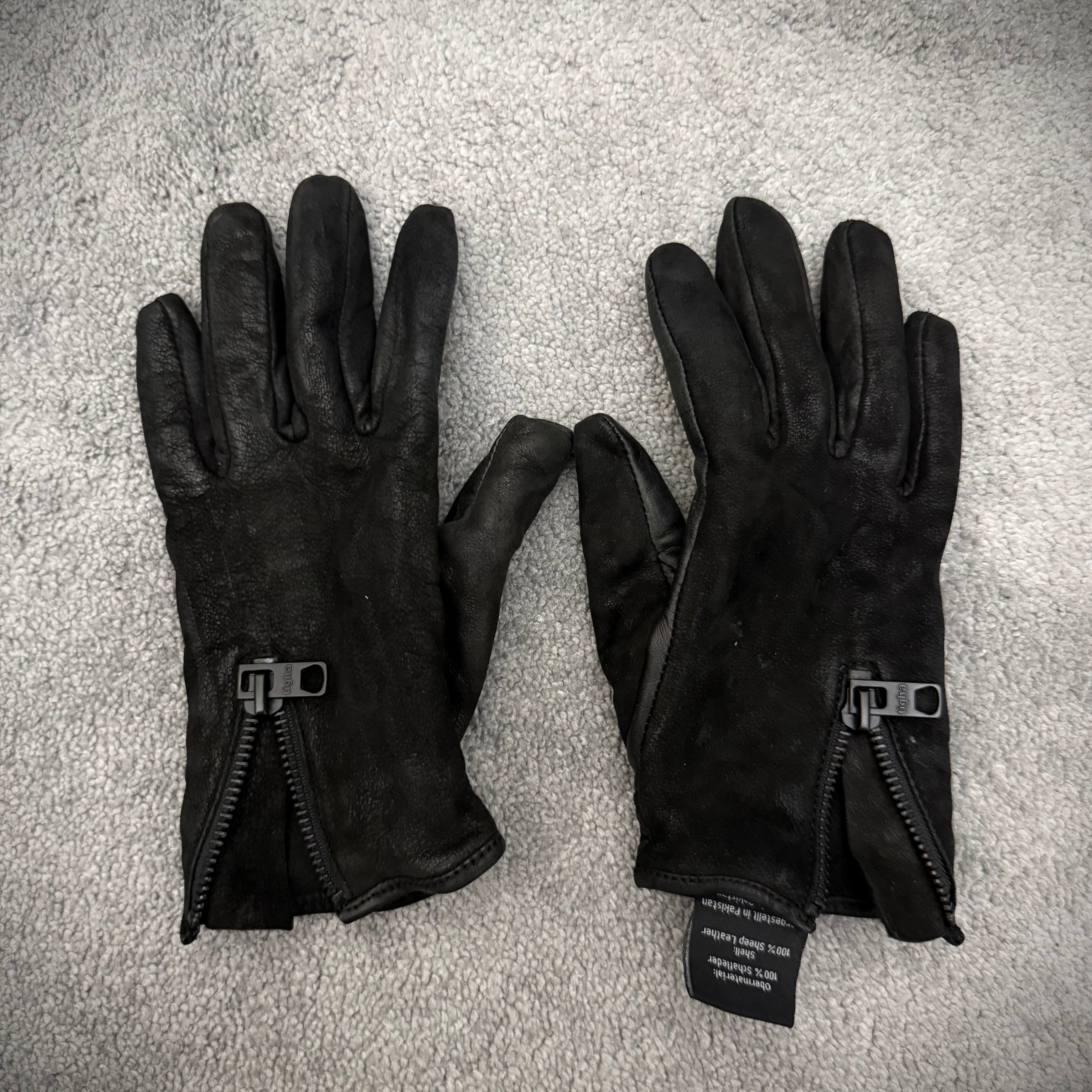 Tigha blistered waxed leather gloves