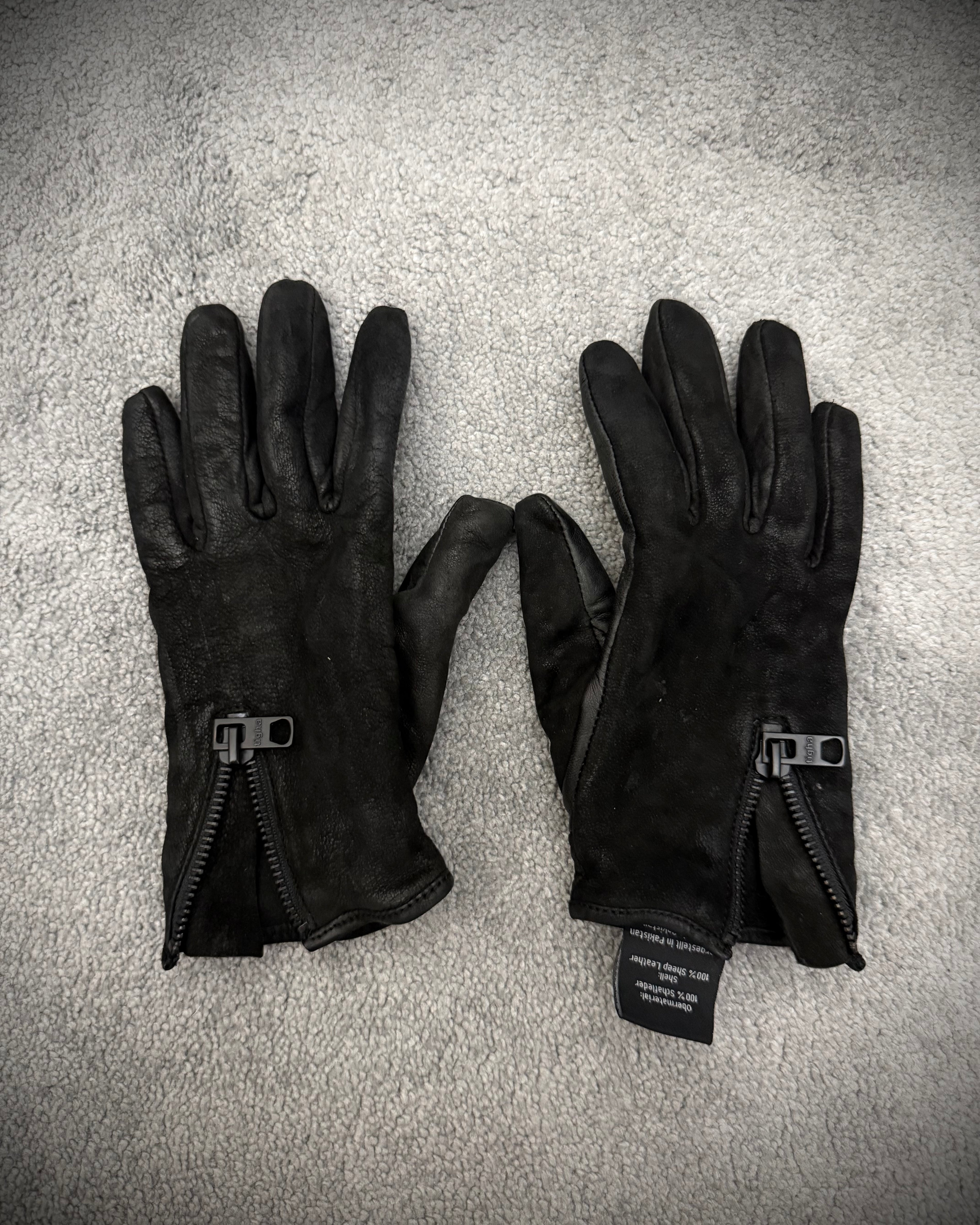 Tigha blistered waxed leather gloves