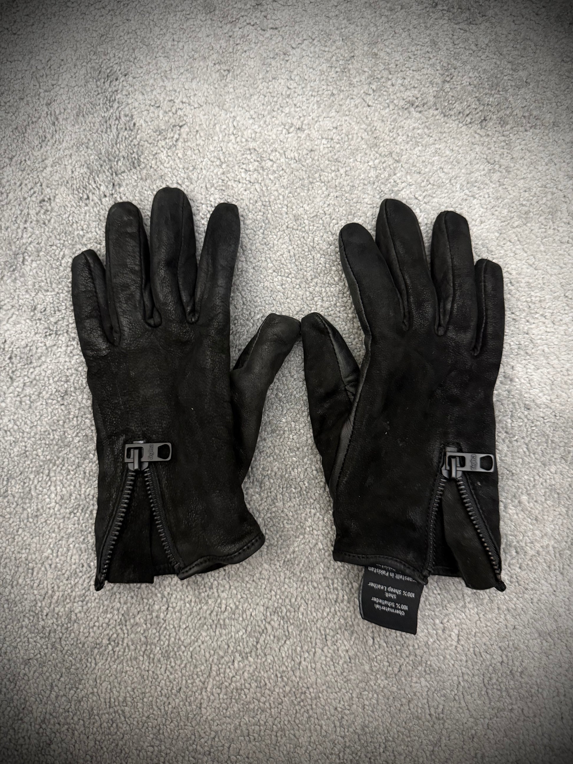 Tigha blistered waxed leather gloves