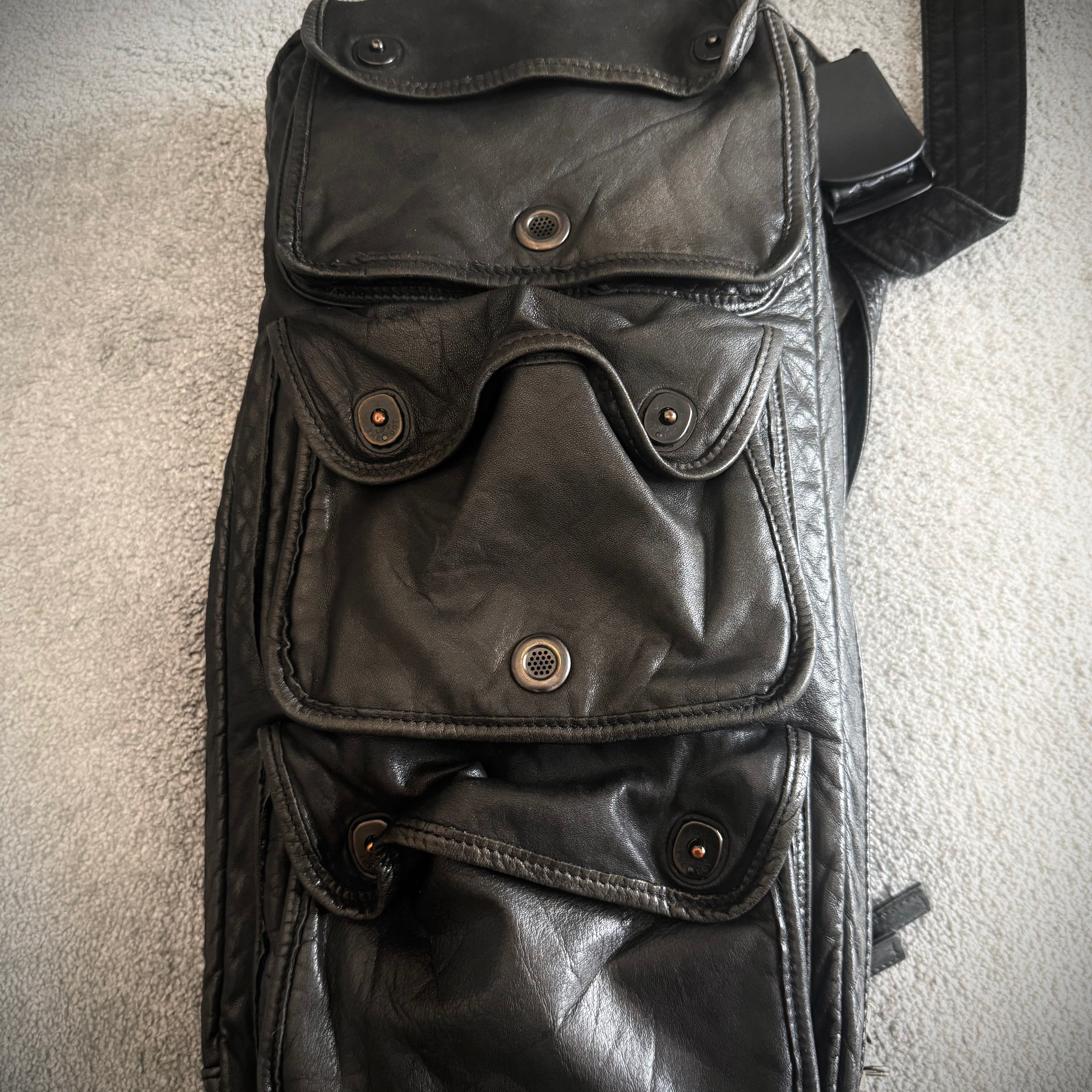 2008 Sistere „id in the dark“ gas mask leather steer hide sling bag