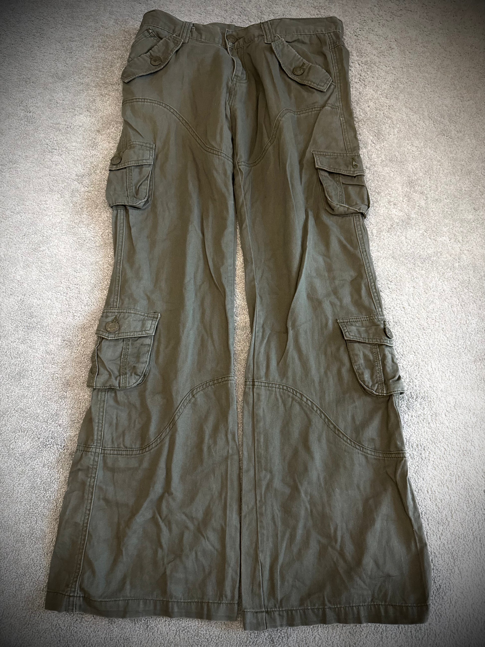 Lowbox parachute cargo flared pants