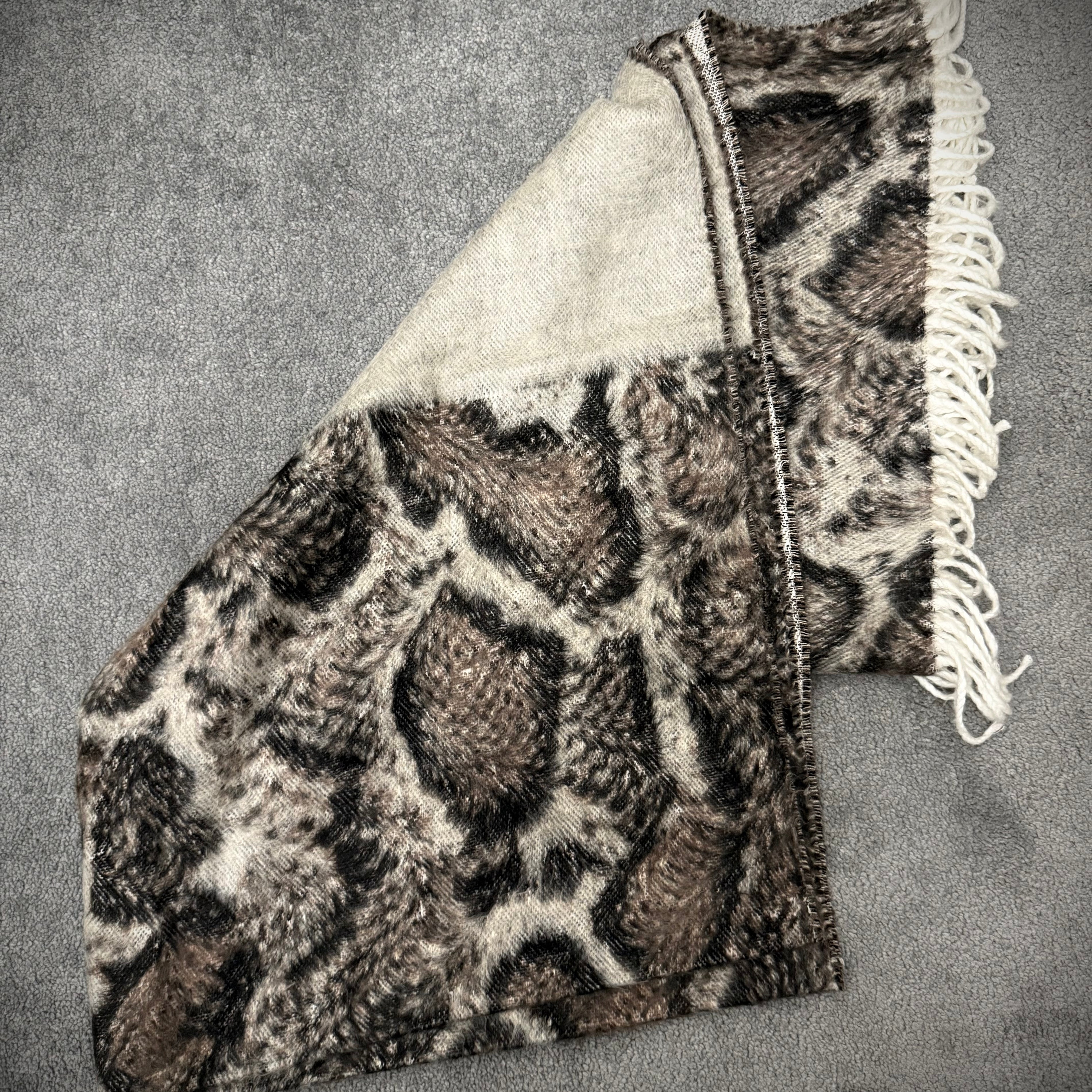 Tornado Mart Leopard Scarf tasseled Italy line