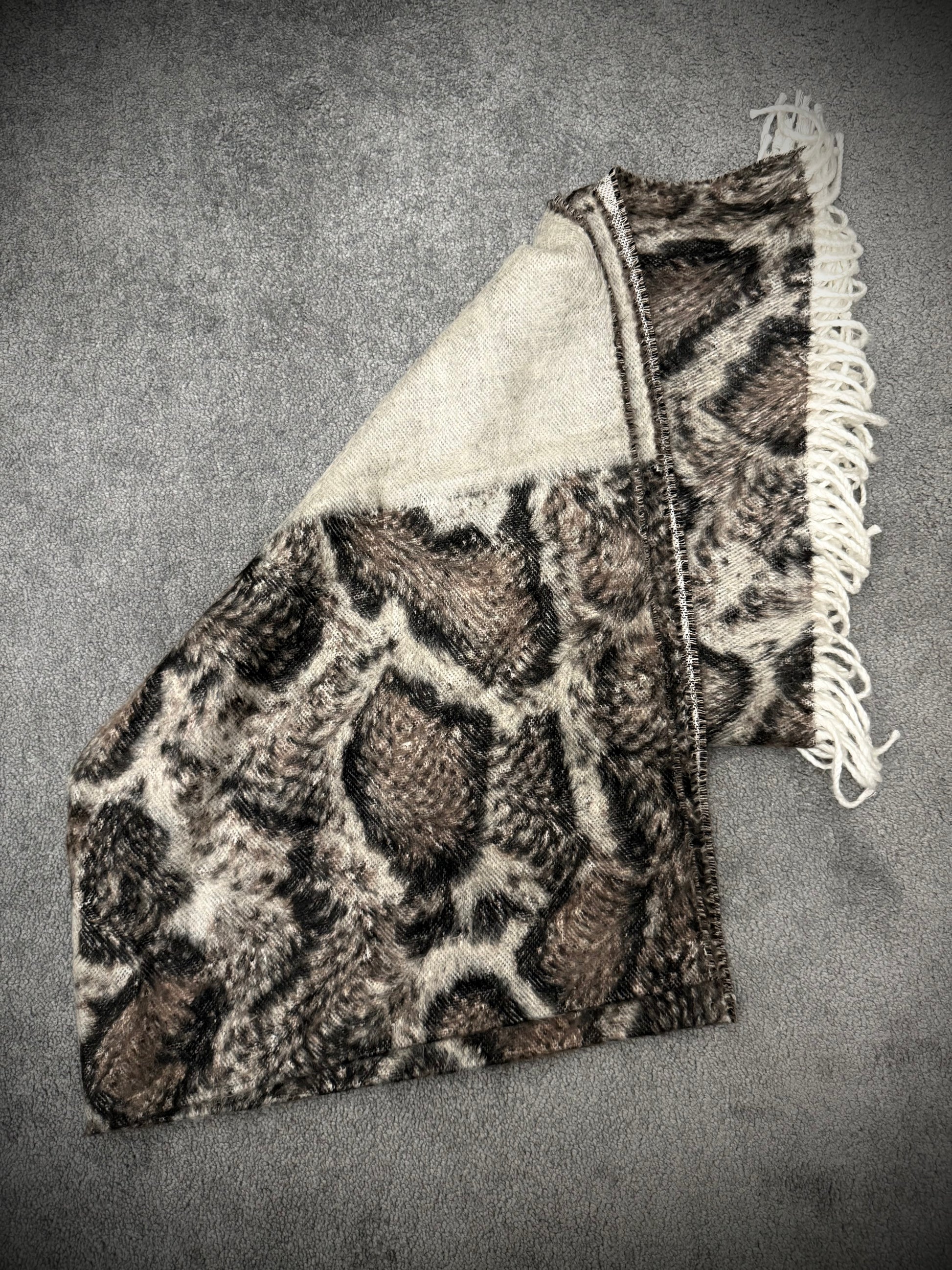 Tornado Mart Leopard Scarf tasseled Italy line