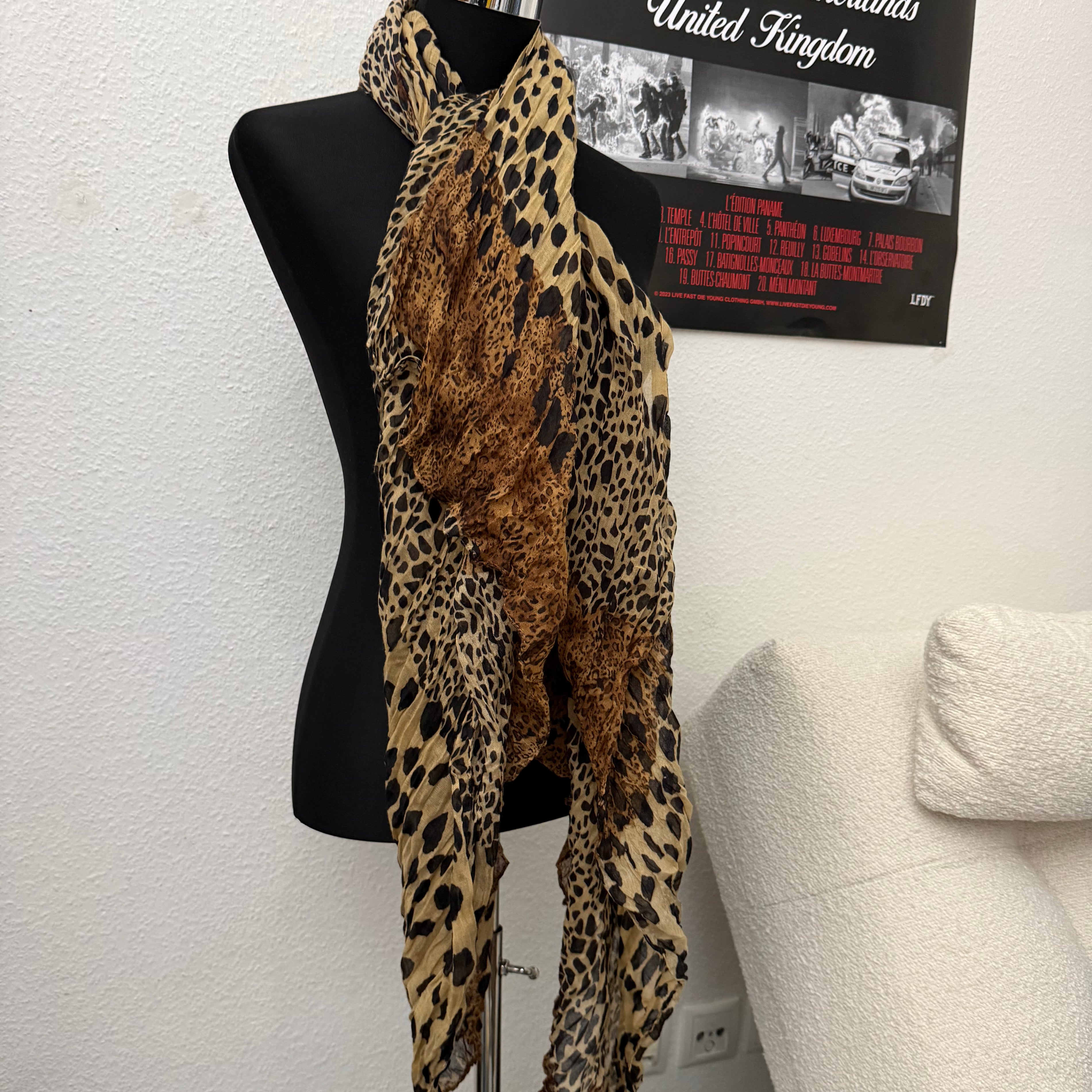 Leo mutant Scarf