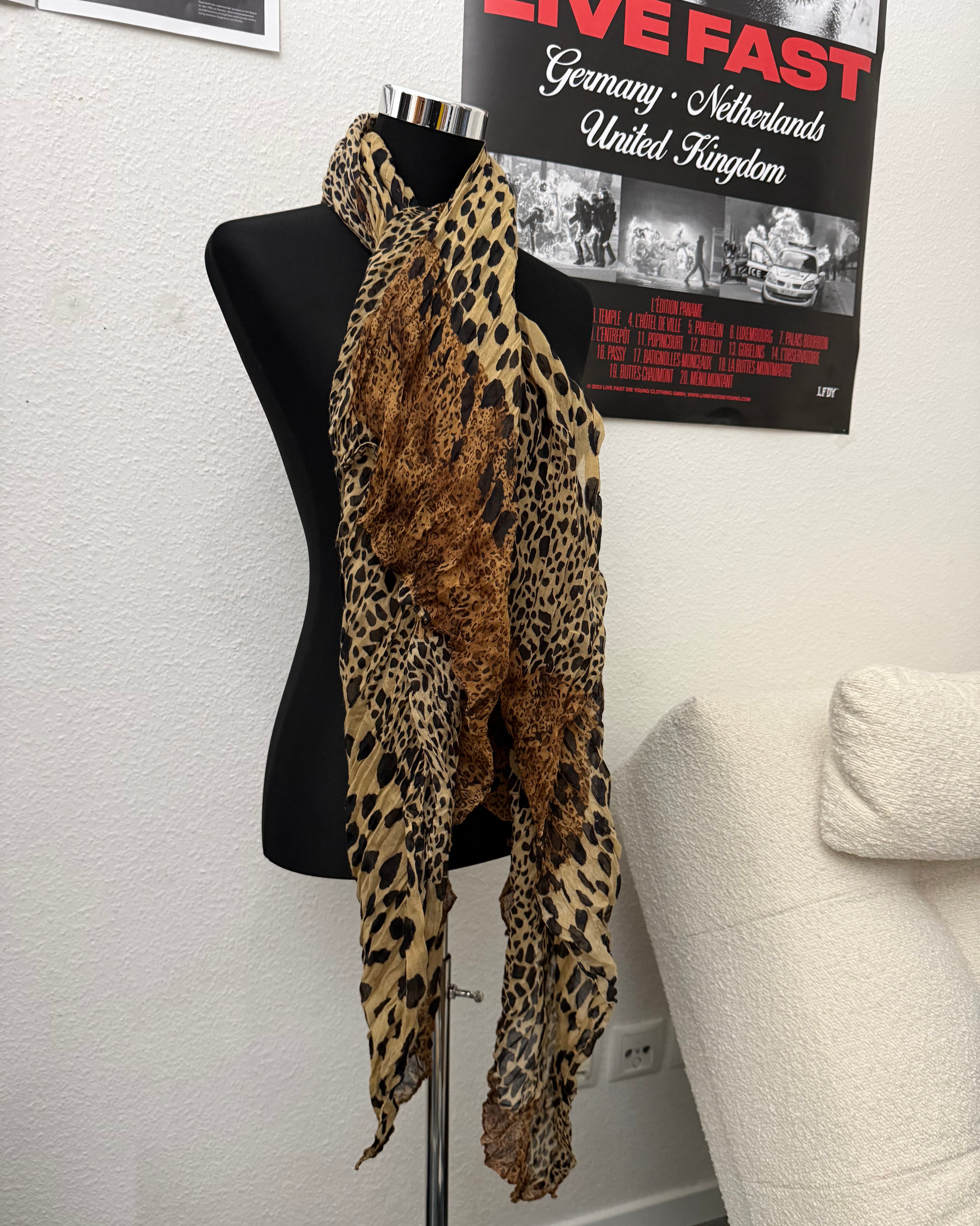 Leo mutant Scarf