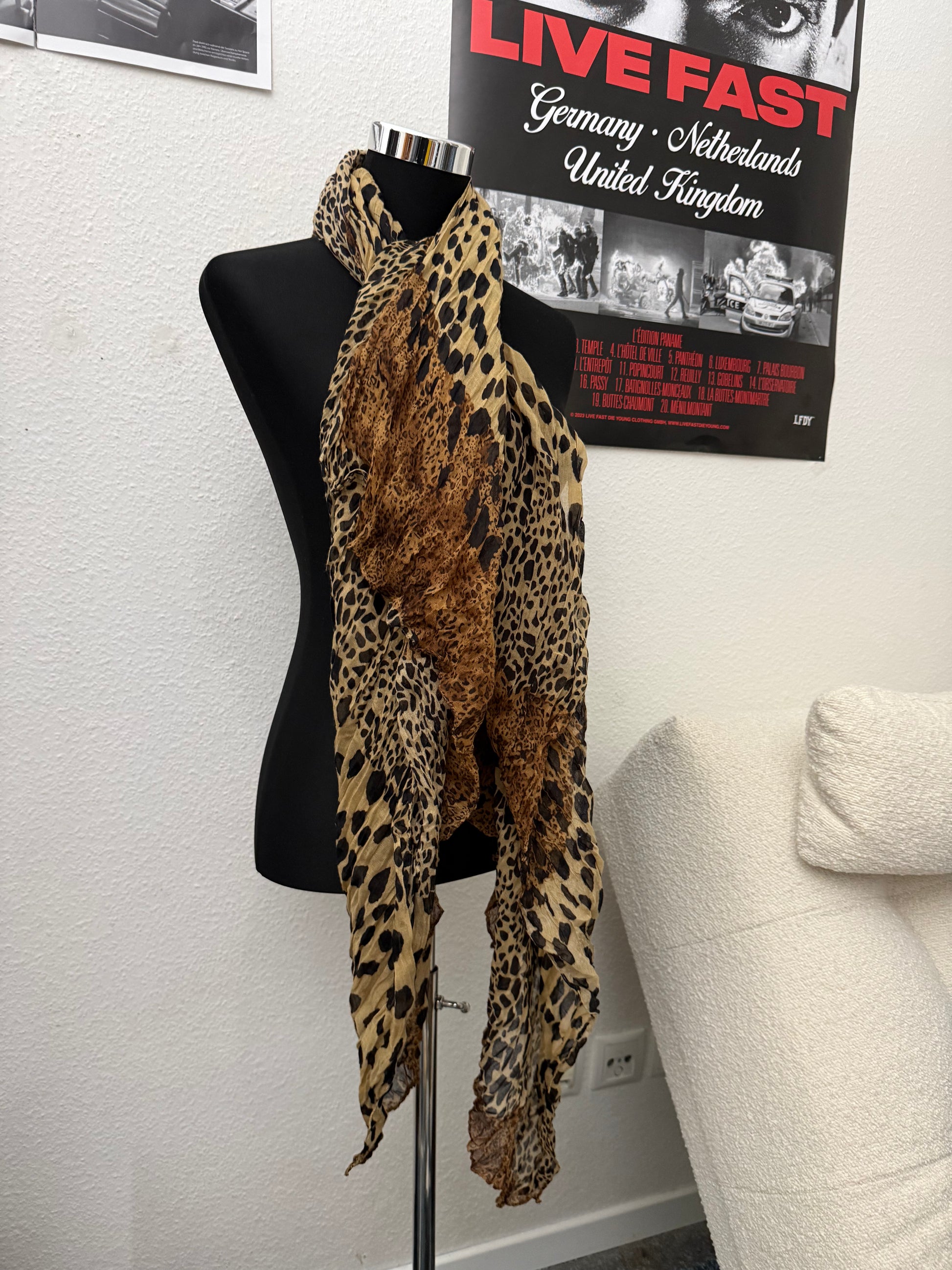 Leo mutant Scarf