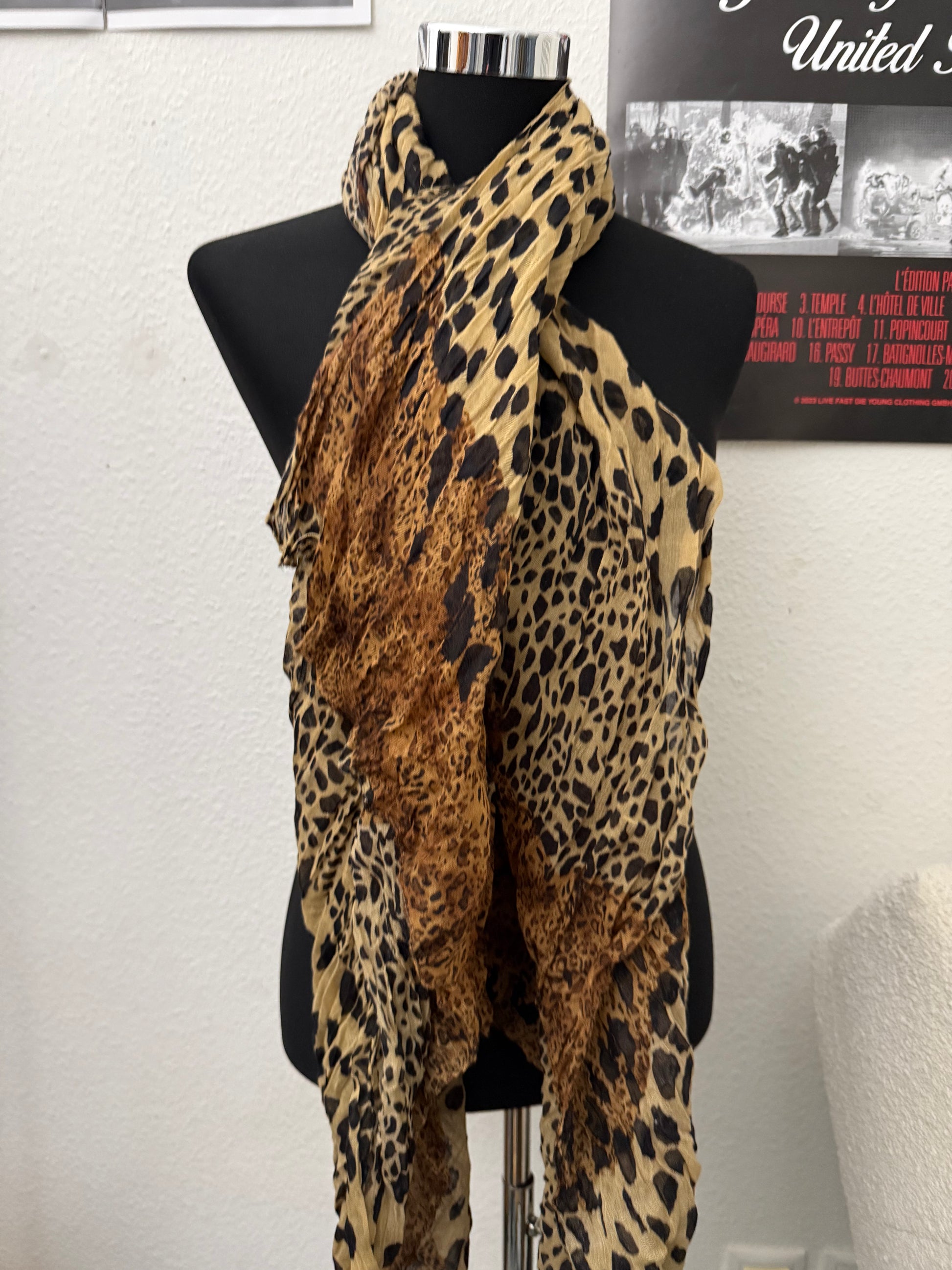 Leo mutant Scarf