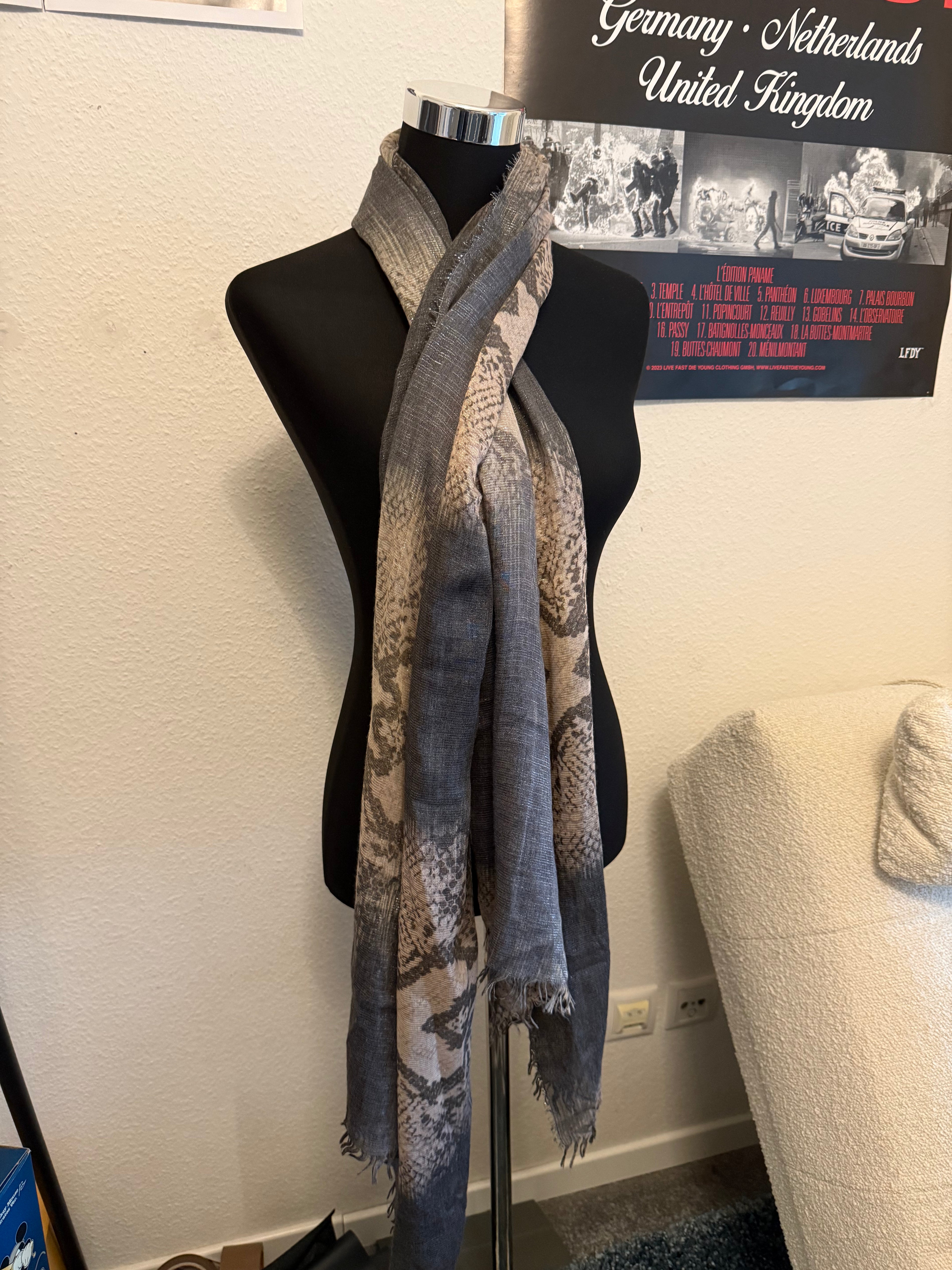 Snakeskin shiny mutant scarf