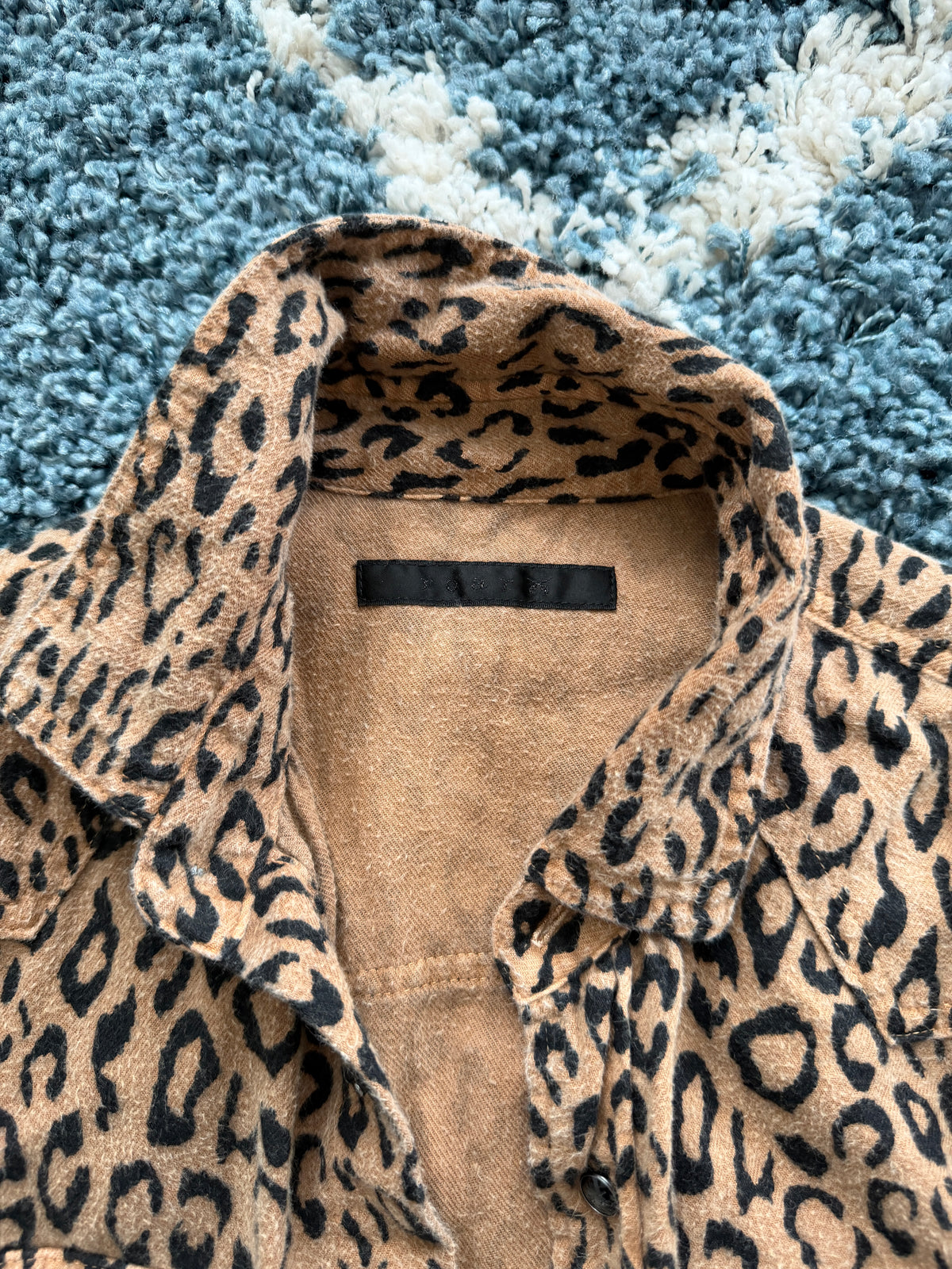 Roar Leopard Gun button Longsleeve