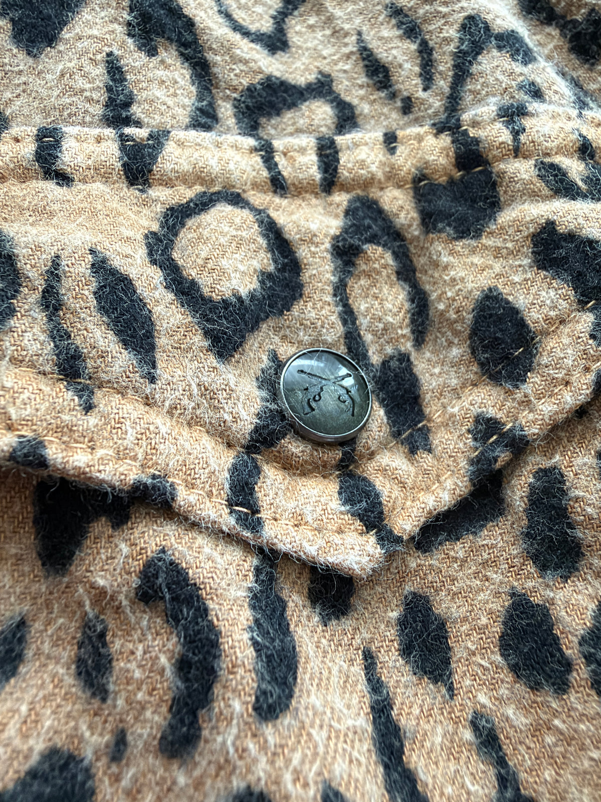 Roar Leopard Gun button Longsleeve