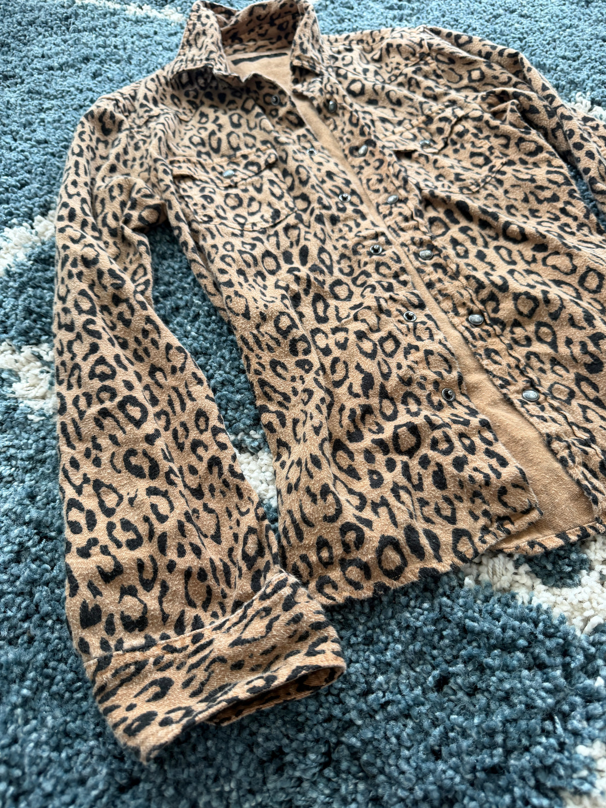 Roar Leopard Gun button Longsleeve