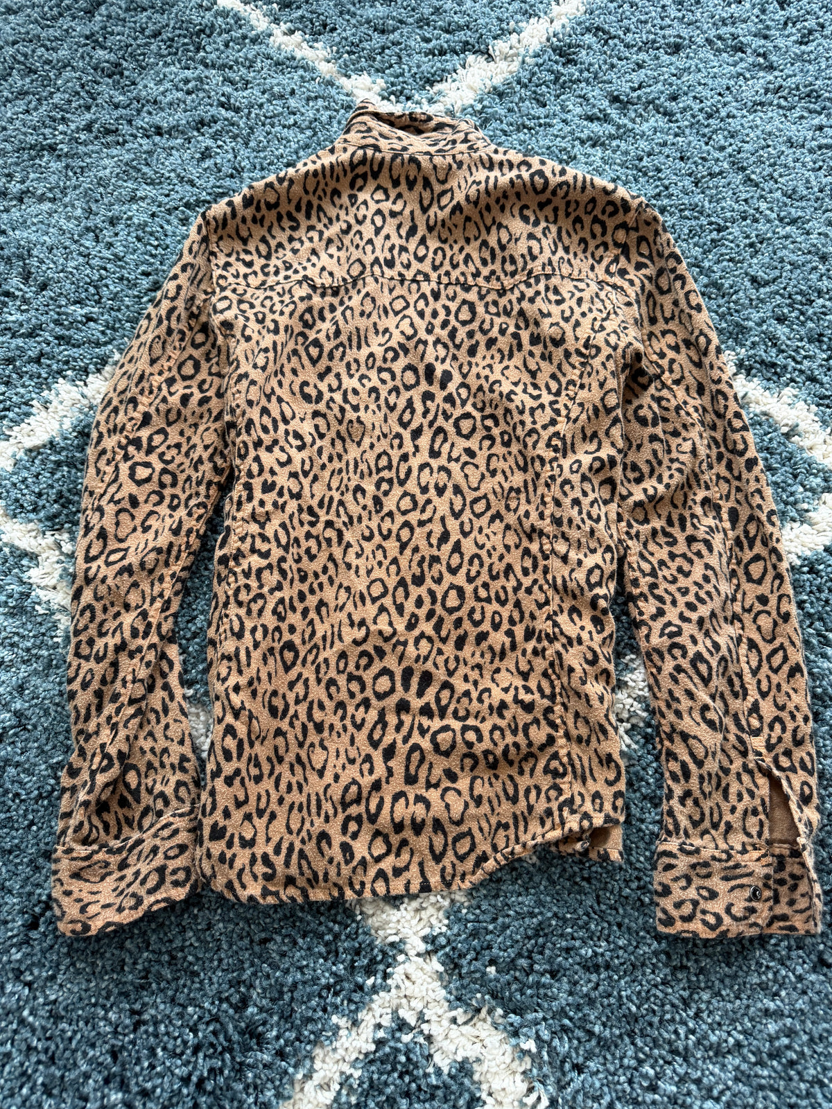 Roar Leopard Gun button Longsleeve