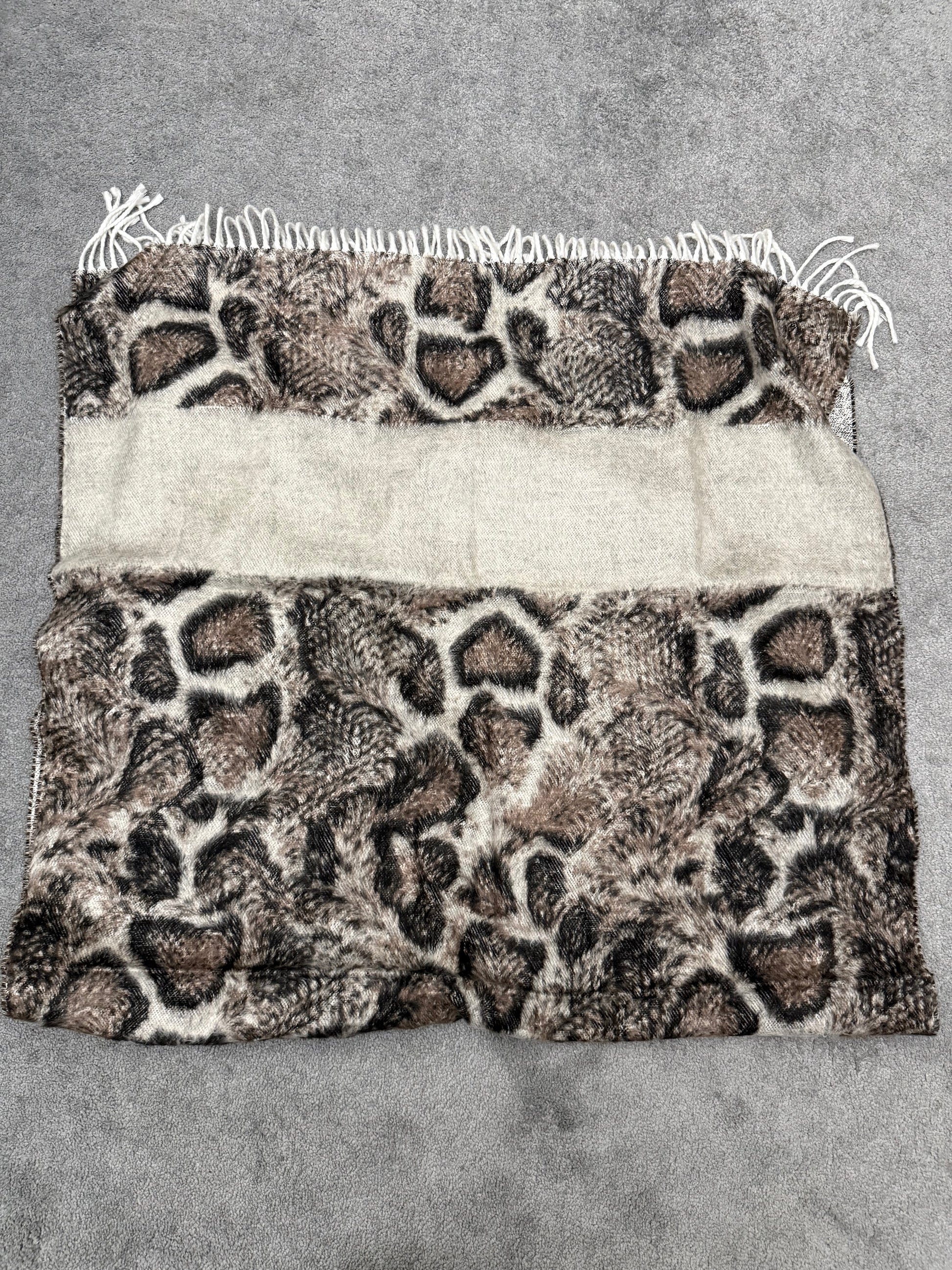 Tornado Mart Leopard Scarf tasseled Italy line