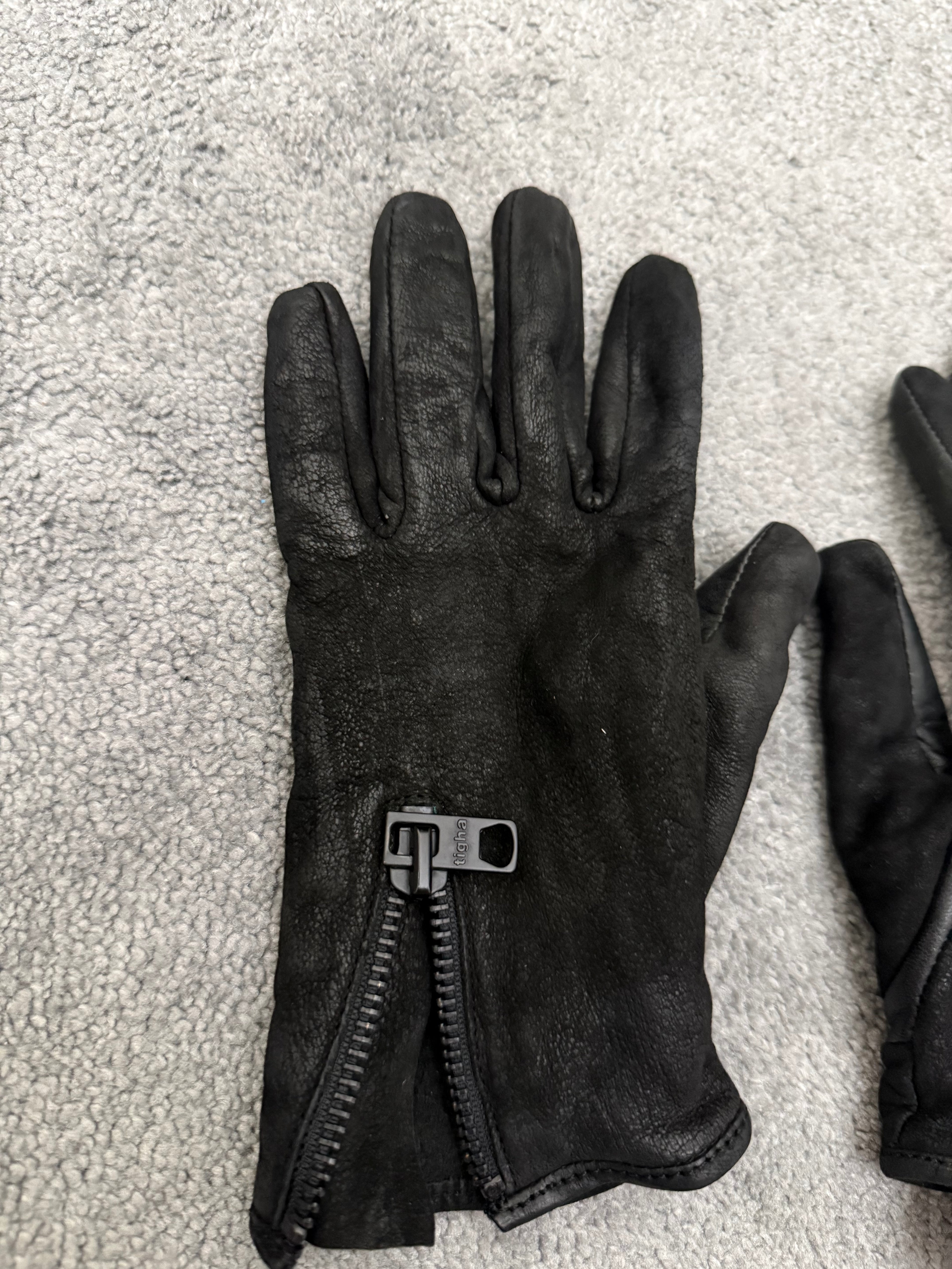 Tigha blistered waxed leather gloves