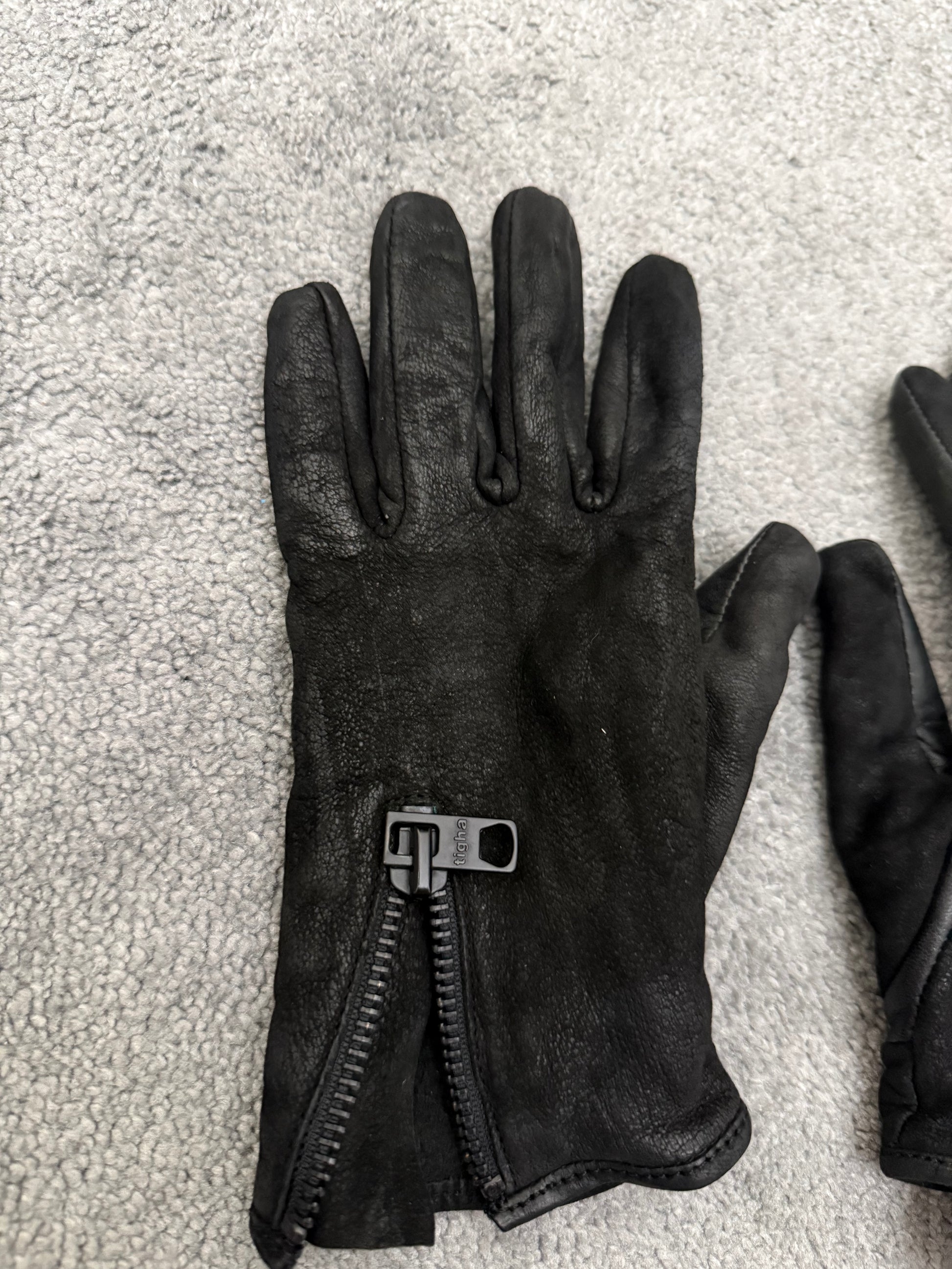 Tigha blistered waxed leather gloves