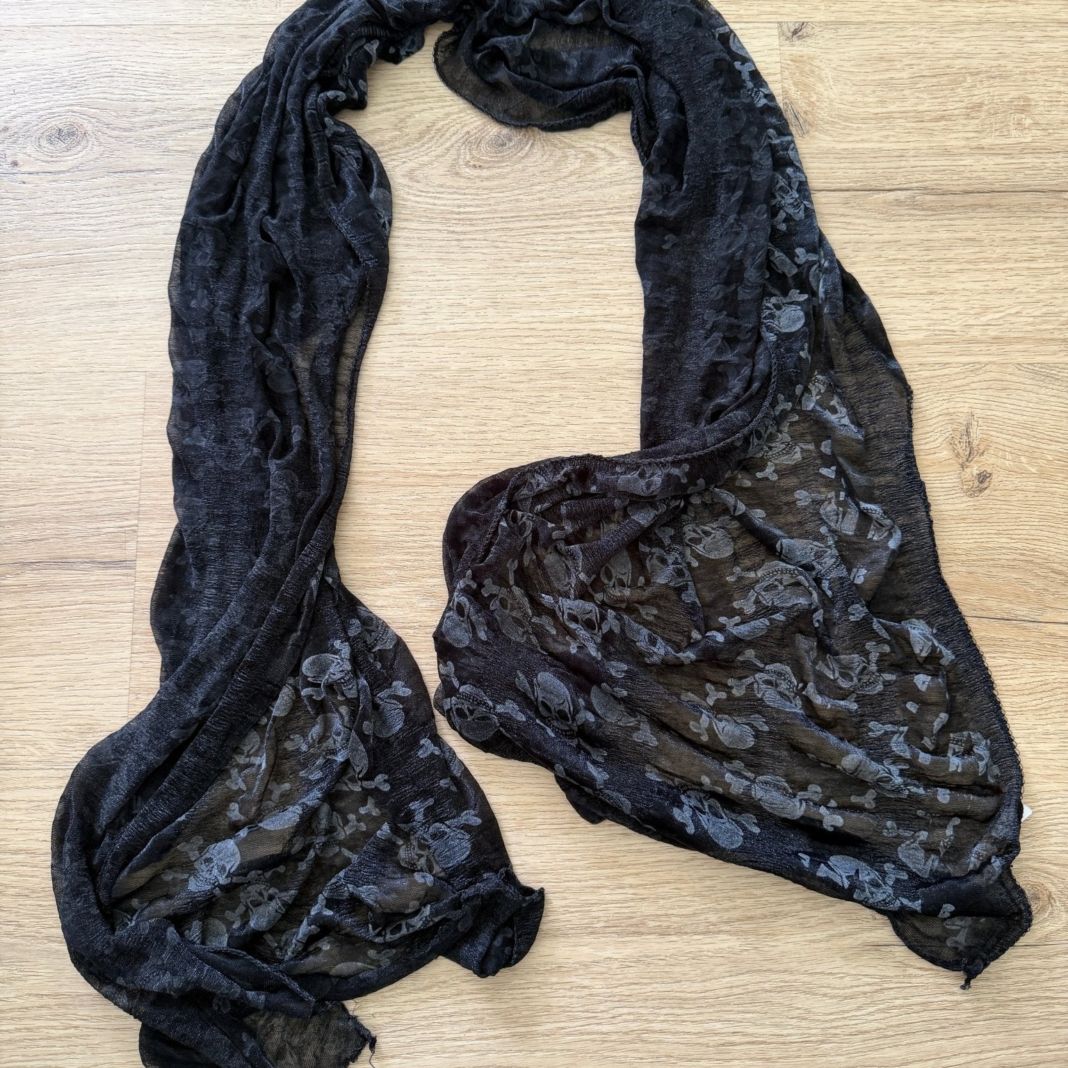 Mutant Shiny Skull Scarf - wintexarchive