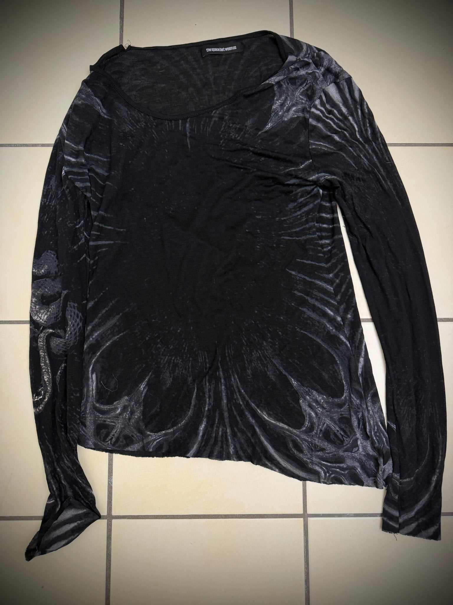The Space Between Us Snake Longsleeve - wintexarchive